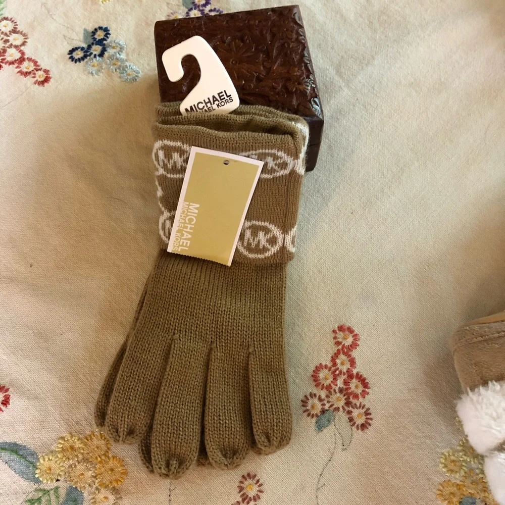 Michael by Michael Kors Jet Set Logo Cuff Knitted Gloves. Camel Color. One Size